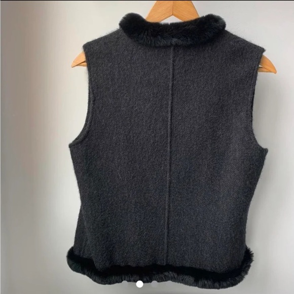 ✨♟️CASHMERE & FUR VEST!♟️✨ - Picture 2 of 4